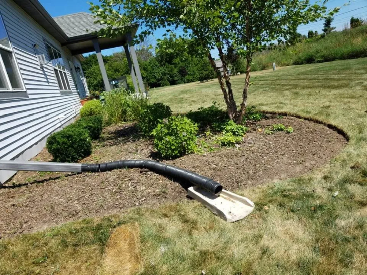 Freshly edged mulch bed around a tree in a front yard